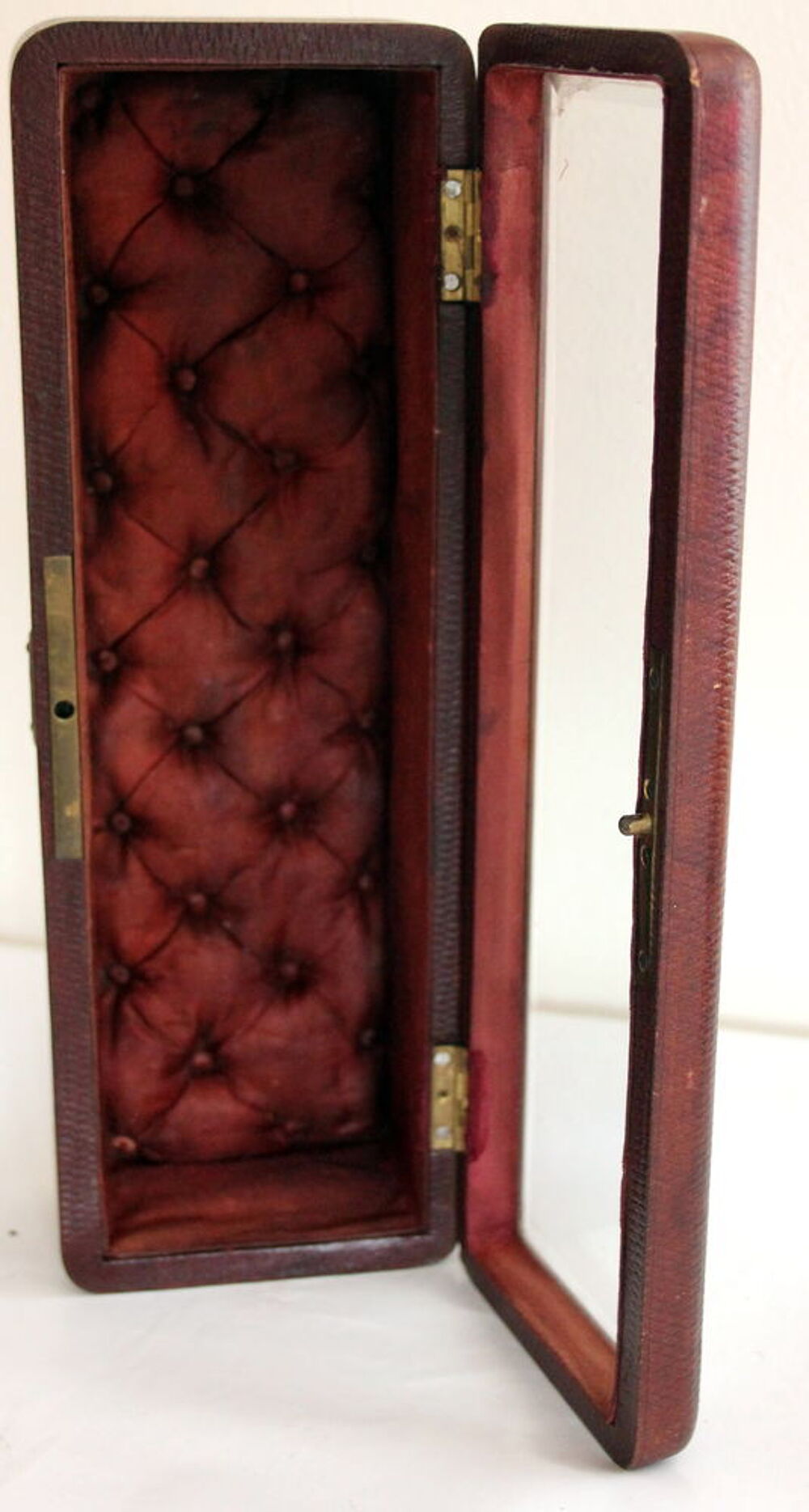 Coffret vitrine capitonn&eacute;e cuir fauve XIX eme Décoration