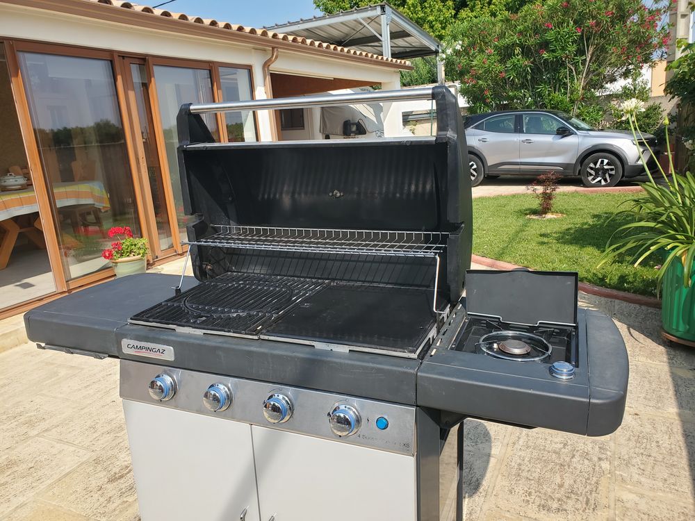 barbecue/plancha Camping Gaz quatre br&ucirc;leurs. Jardin