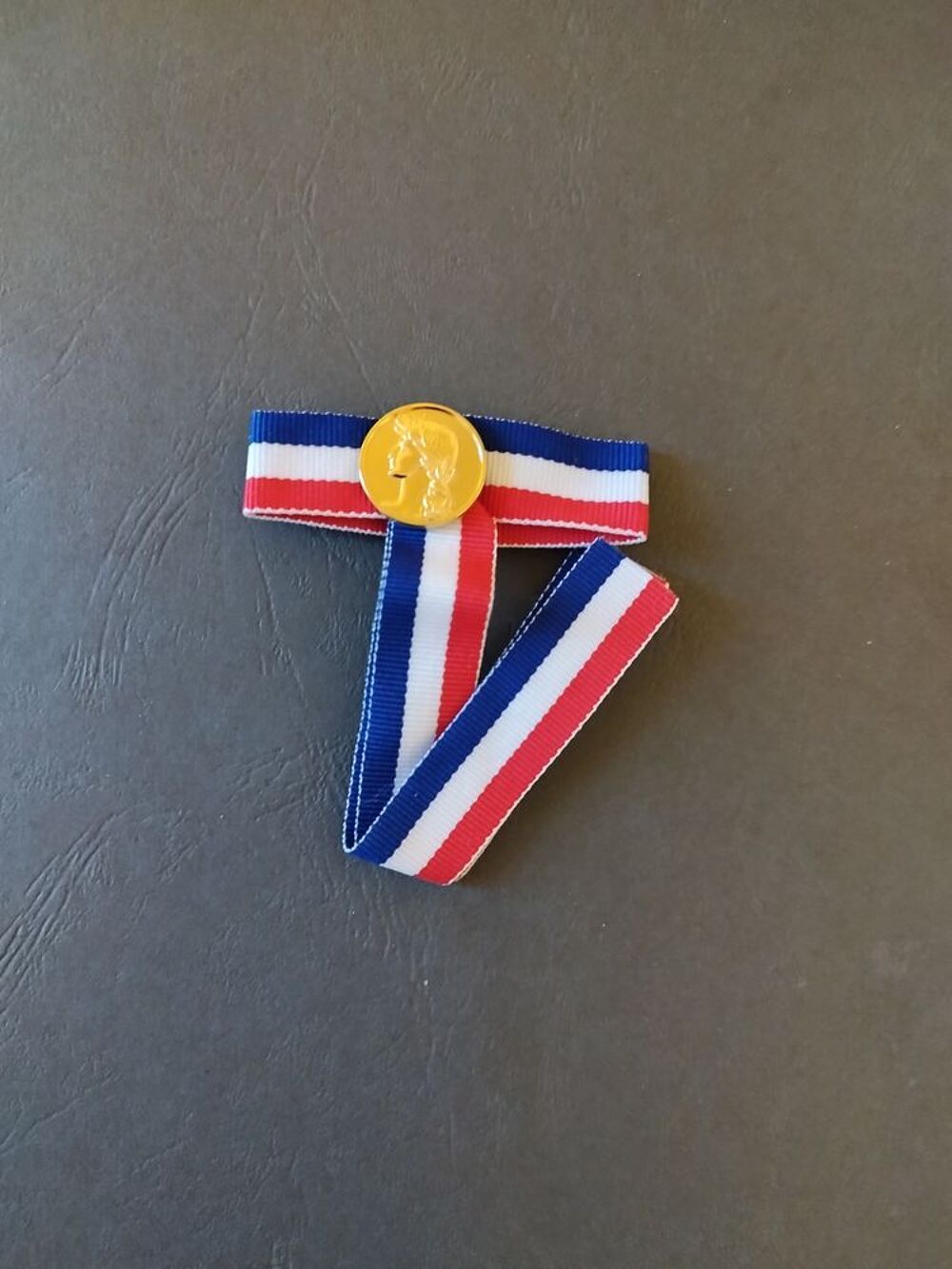Ruban tricolore pour dipl&ocirc;me avec Marianne dor&eacute;e Décoration