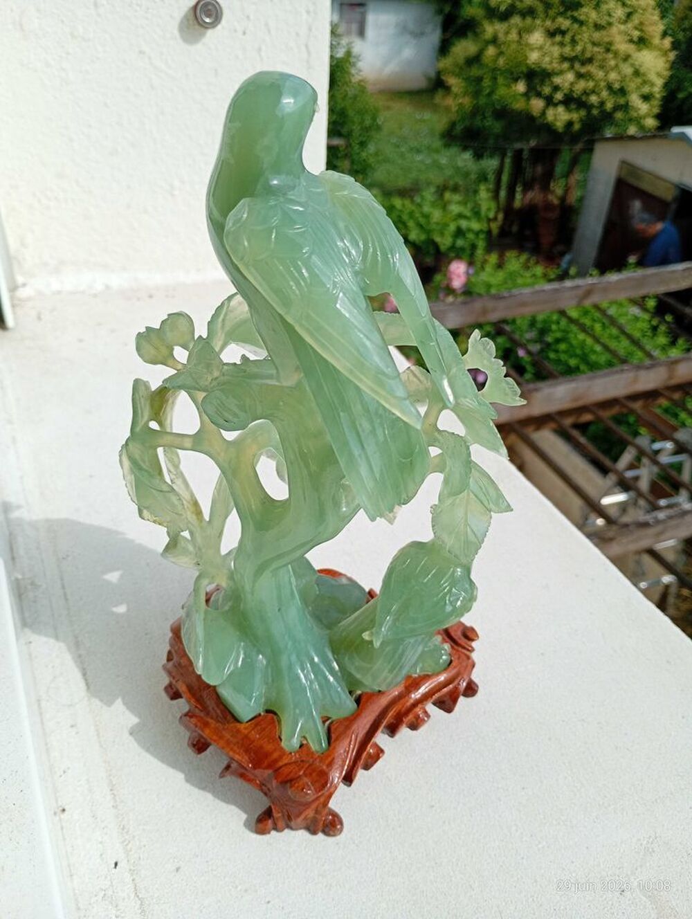 oiseaux sur sa branche d'arbre en jade sculpt&eacute; 