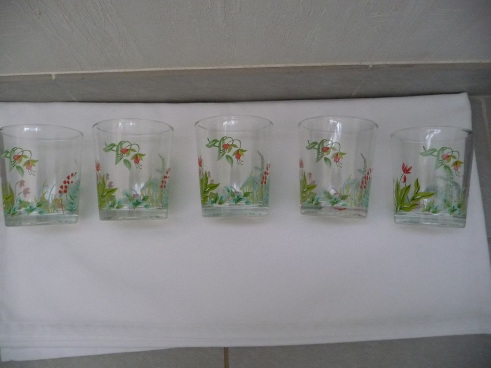 5 jolis verres d&eacute;cor motifs floraux - Neufs Décoration