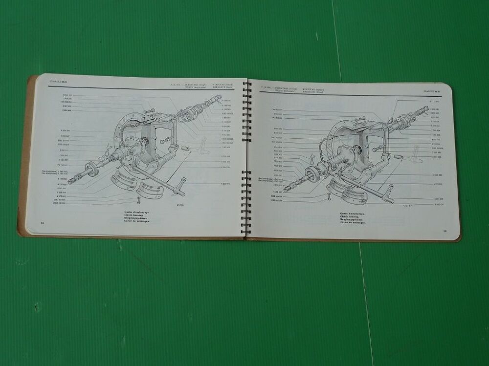 Catalogue de pi&egrave;ces d&eacute;tach&eacute;es pour tracteur RENAULT Livres et BD