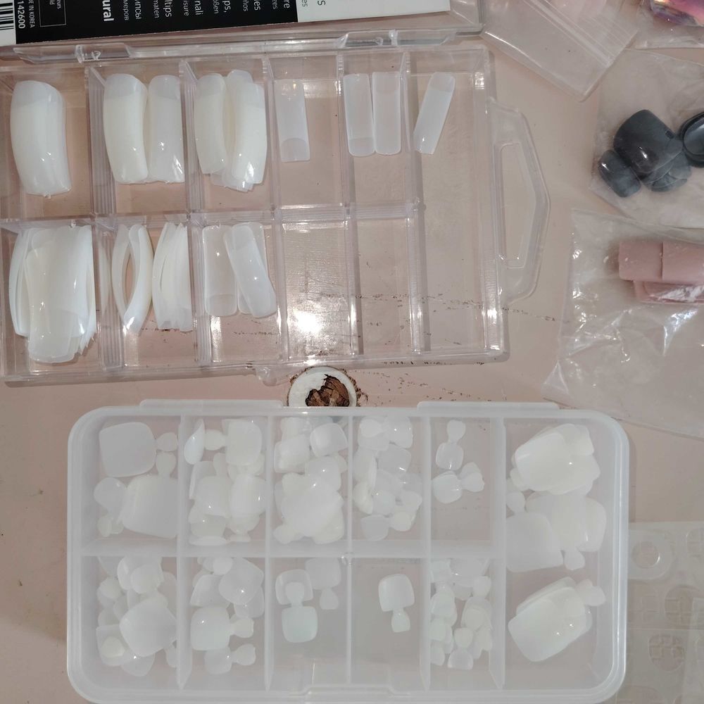 LOT DE FAUX ONGLES Bijoux et montres