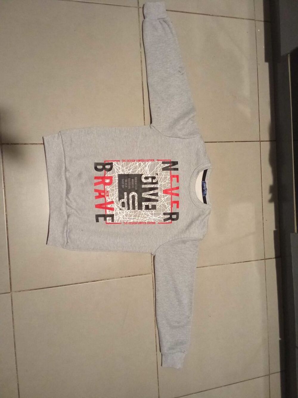 PULL DE COULEUR GRIS DE MARQUE " FREEBOY ". Vêtements enfants
