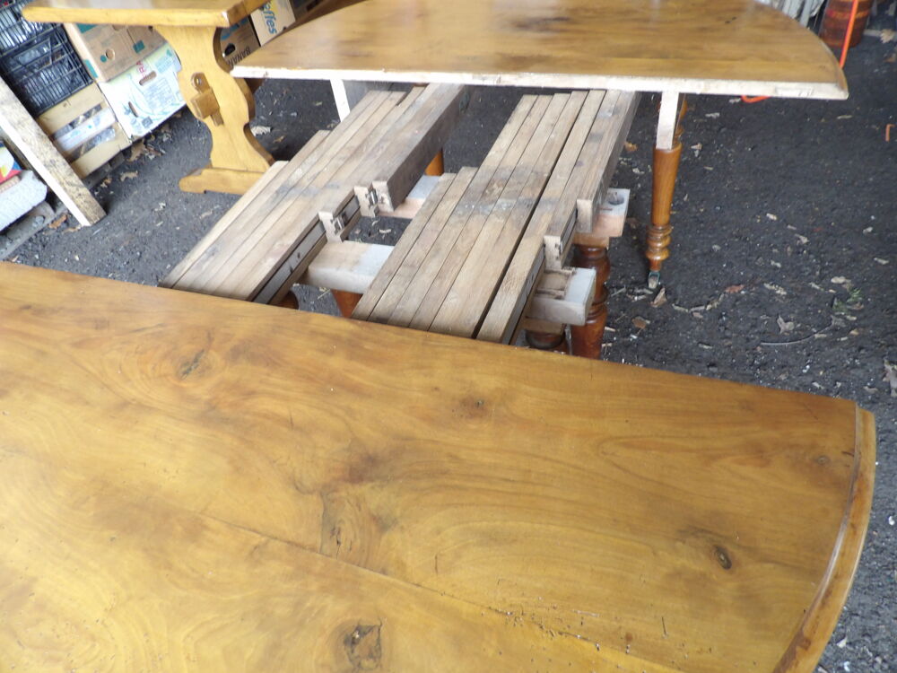 TABLE RONDE en CHENE MASSIF de 116 cm avec 8 PIEDS en MASSIF Meubles