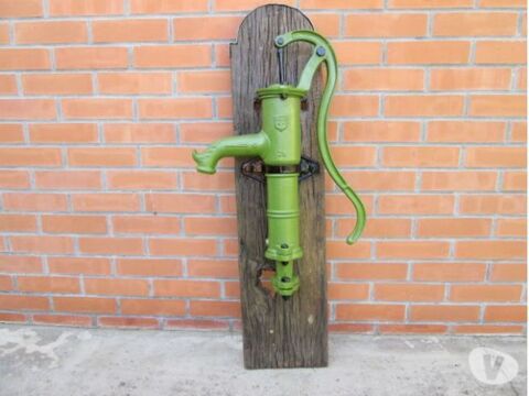 Ancienne pompe � bras en fonte, restaur�e          121 Valenciennes (59)