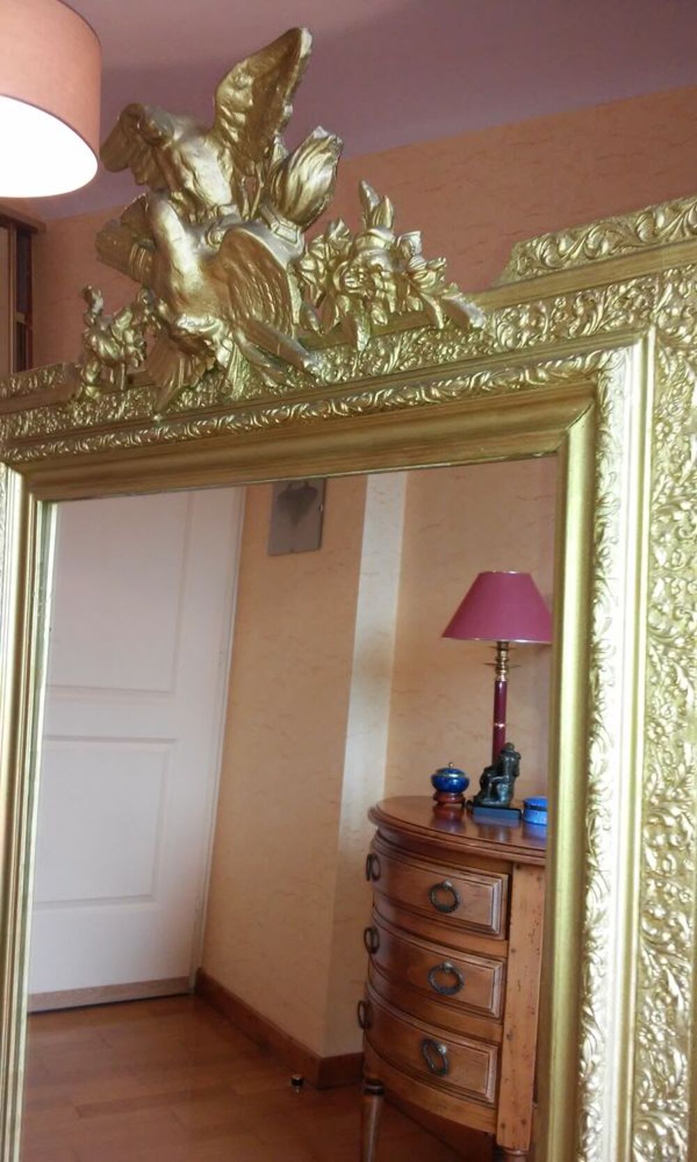 Grand miroir mural haut de gamme avec cadre dor&eacute; orn&eacute; Décoration