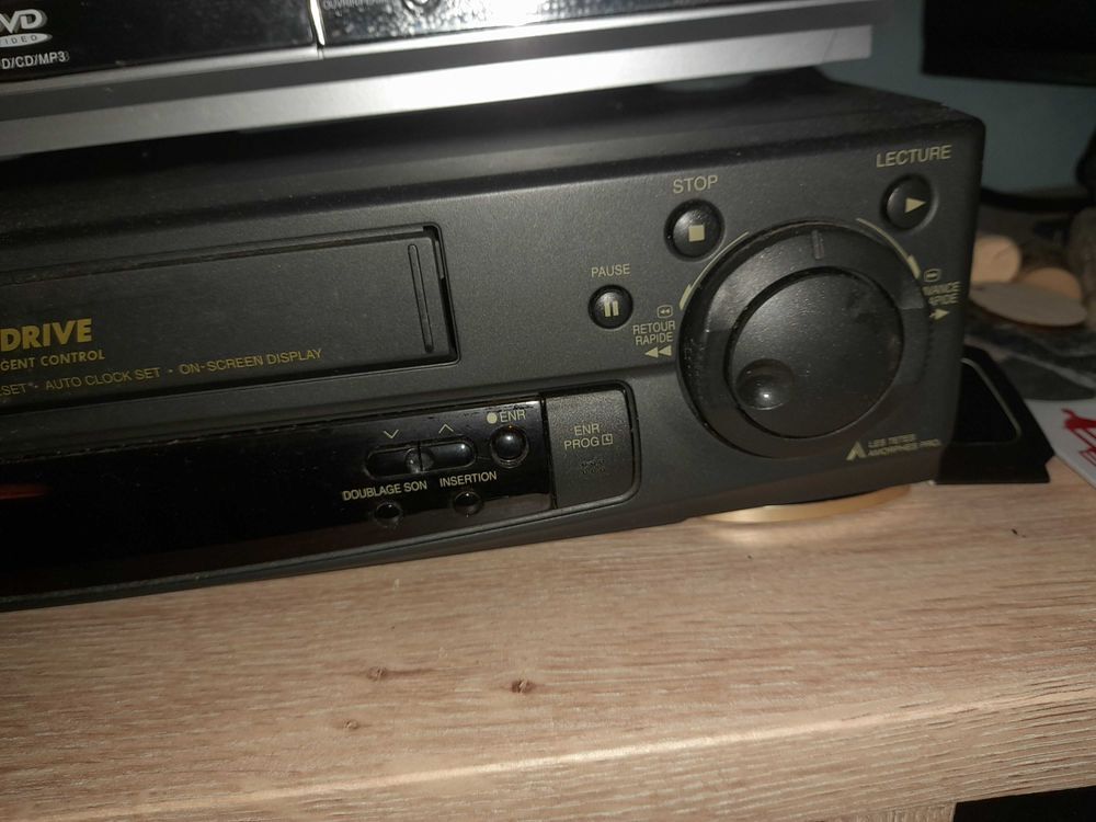 Cassettes VHS ( environ 200 ) avec MAGNETOSCOPE et Lecteur DVD incorpor&eacute; 