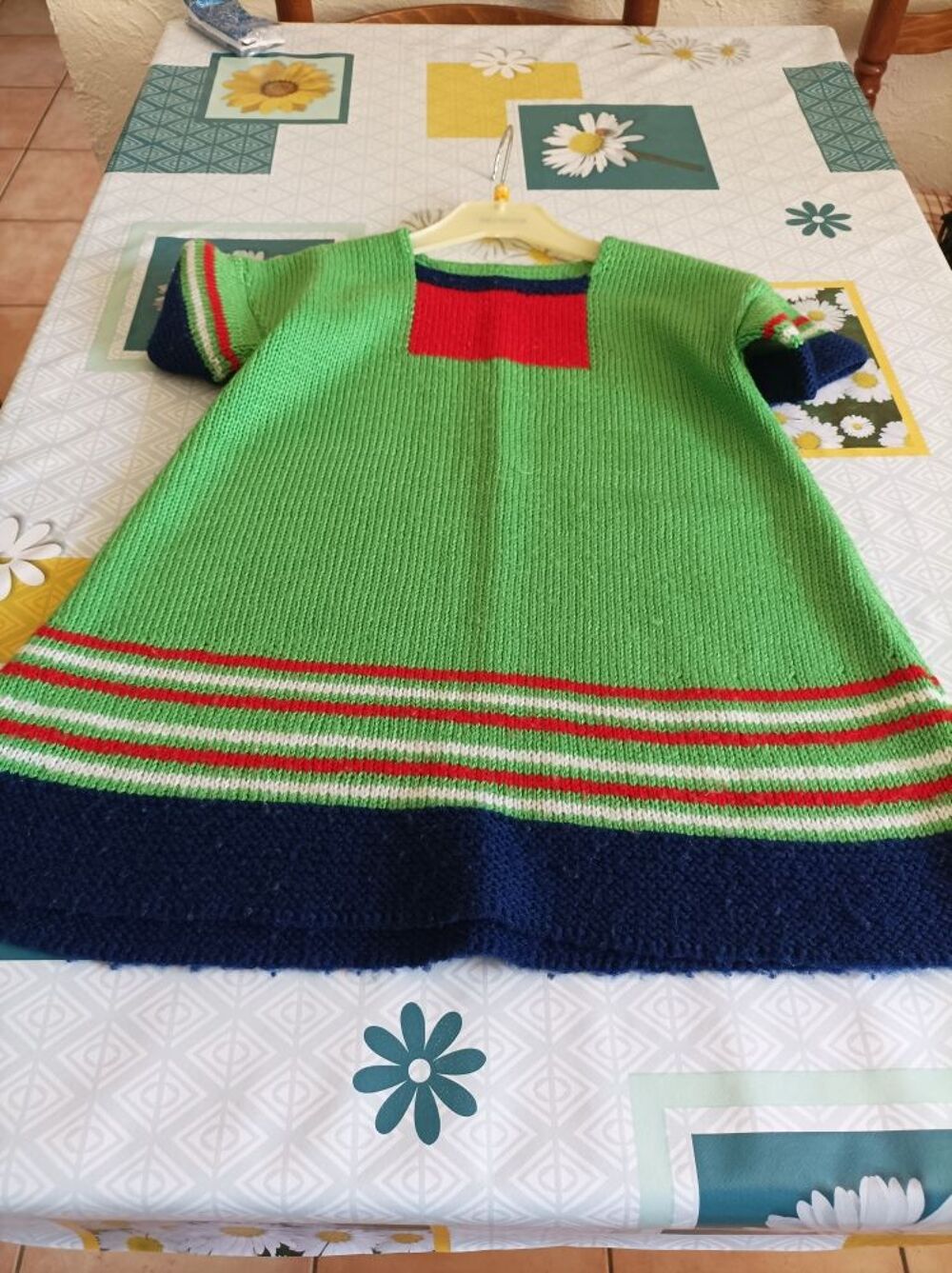 robe B&eacute;cassine, tricot&eacute;e main,avec les couleurs initiales vert pomme,rouge ,blanc et bleu marine , Vêtements enfants