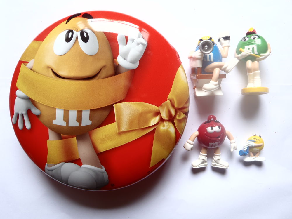 LOT de 4 figurines et boite M&amp;MS 