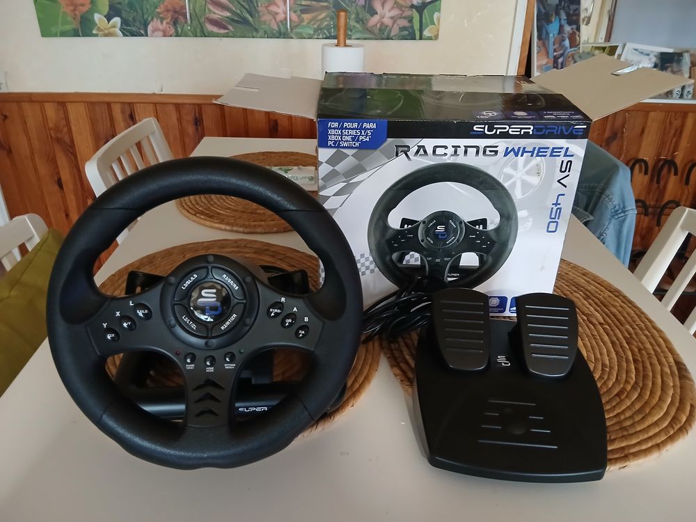 PS4 + volant avec p&eacute;dalier Consoles et jeux vidéos