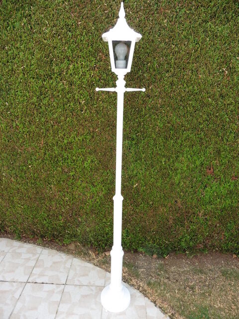 Lampadaire Couleur Blanc éléctrique Extérieur à Prendre sur Estrées-Saint-Denis (60)