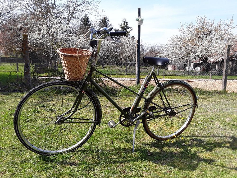 Ancien v&eacute;lo ville femme Vélos