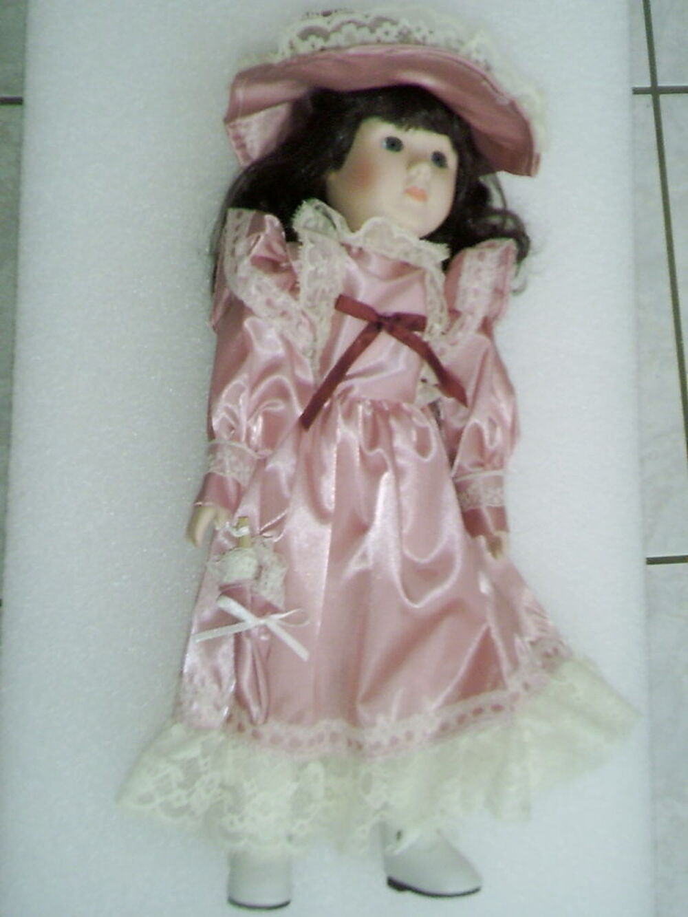 Poup&eacute;e de porcelaine de collection de 40 cm de qualit&eacute;. Décoration