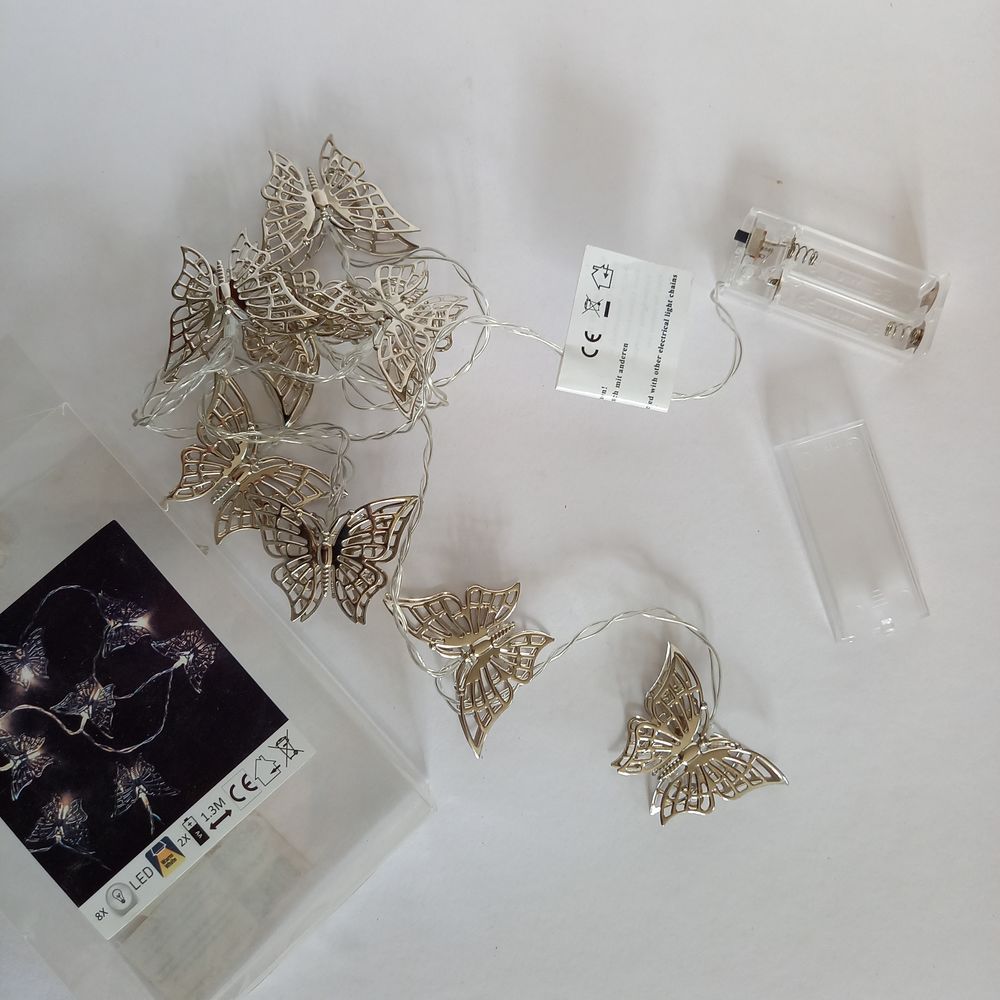 Une guirlande lumineuse led papillons couleur argent Décoration