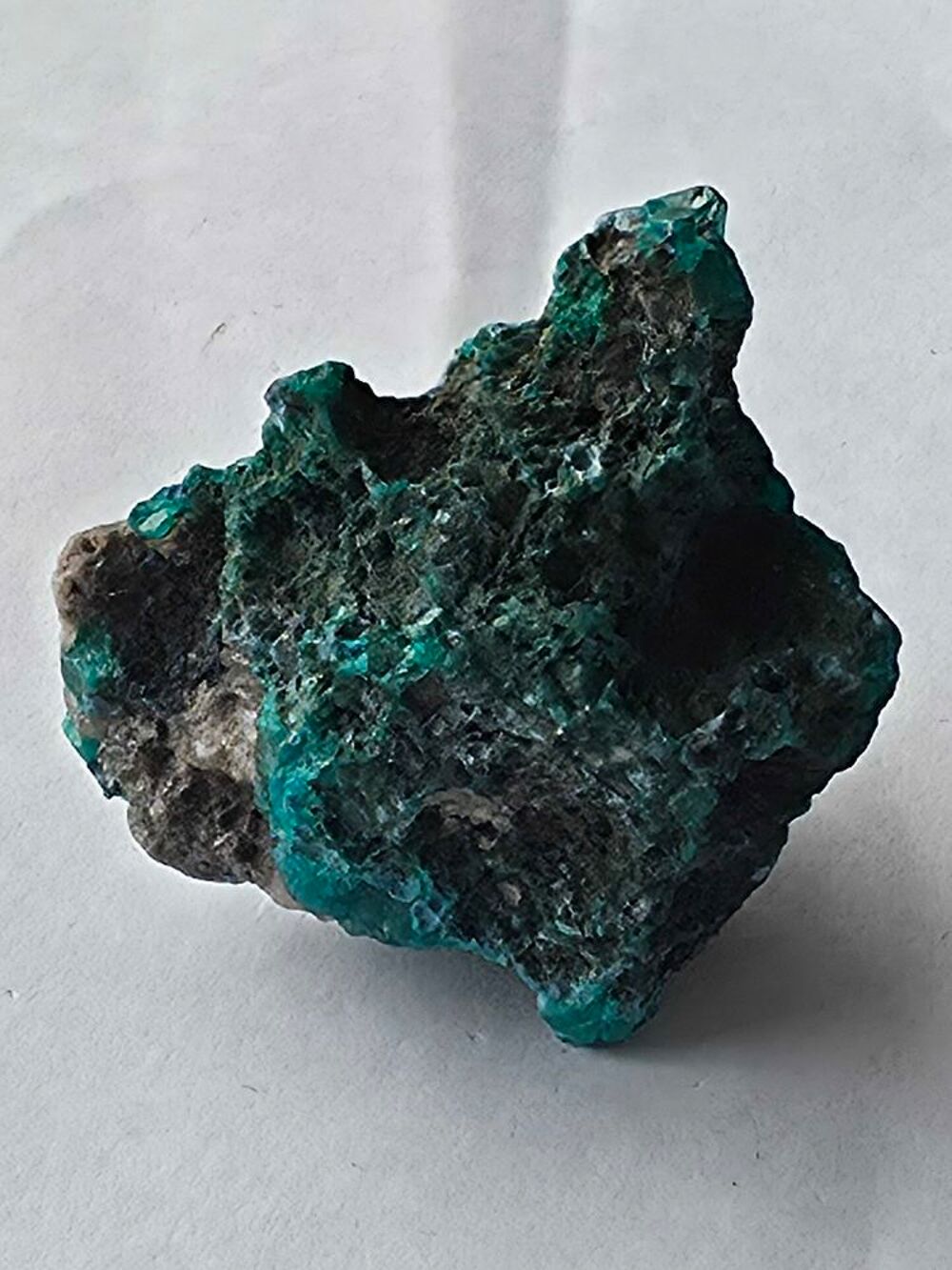 Superbe Dioptase Cristallis&eacute;e-Vert Emeraude Brut 