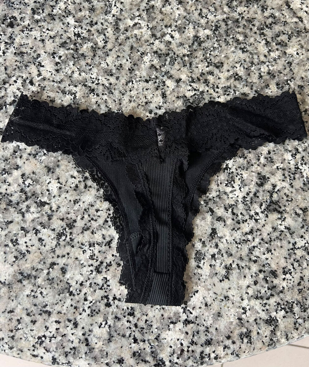 String noir en dentelle XS. Neuf jamais port&eacute;. Lingerie Vêtements