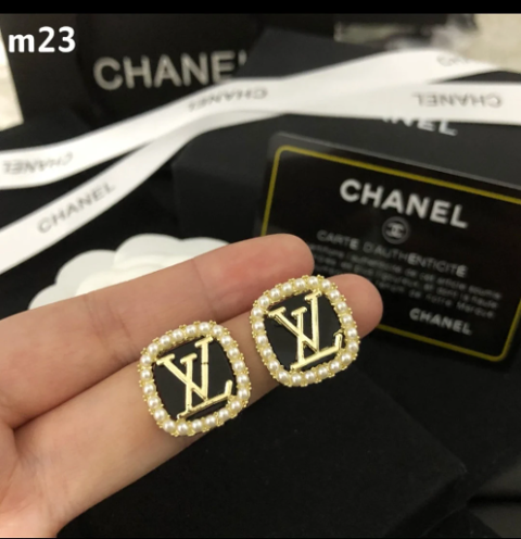 Boucles d'oreilles -puces dores avec lettres et perles 15 Mulhouse (68)