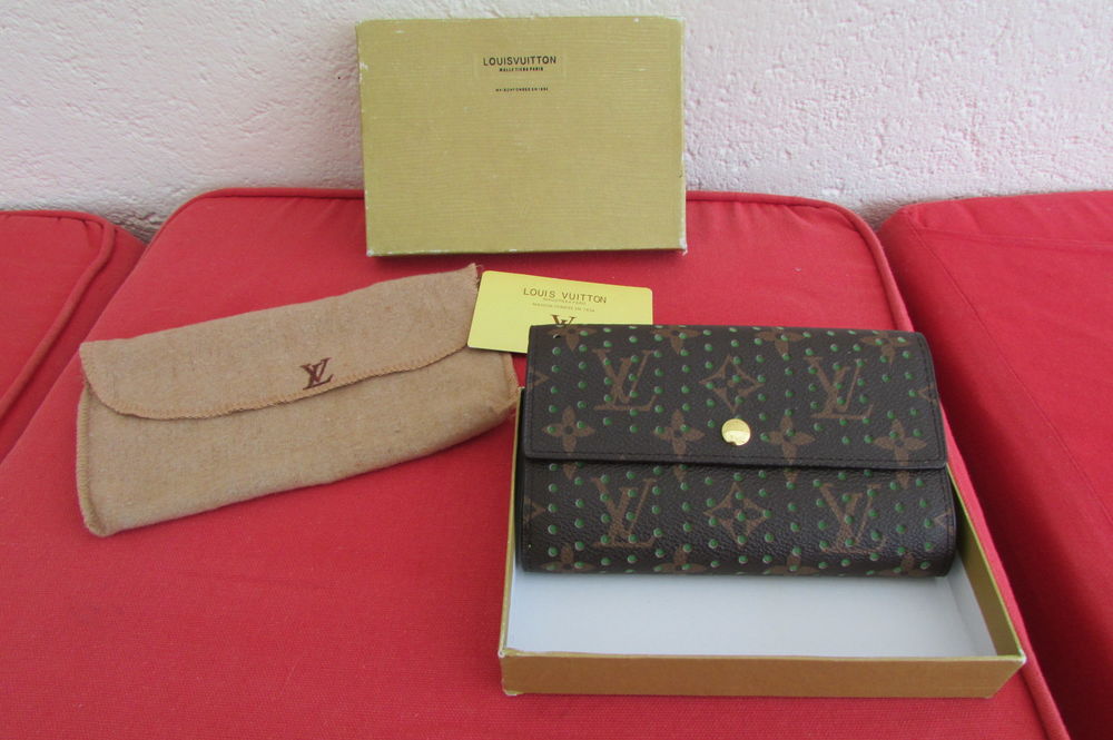 Porte feuille compact L.Vuitton,monogramm&eacute; perfor&eacute;
Maroquinerie