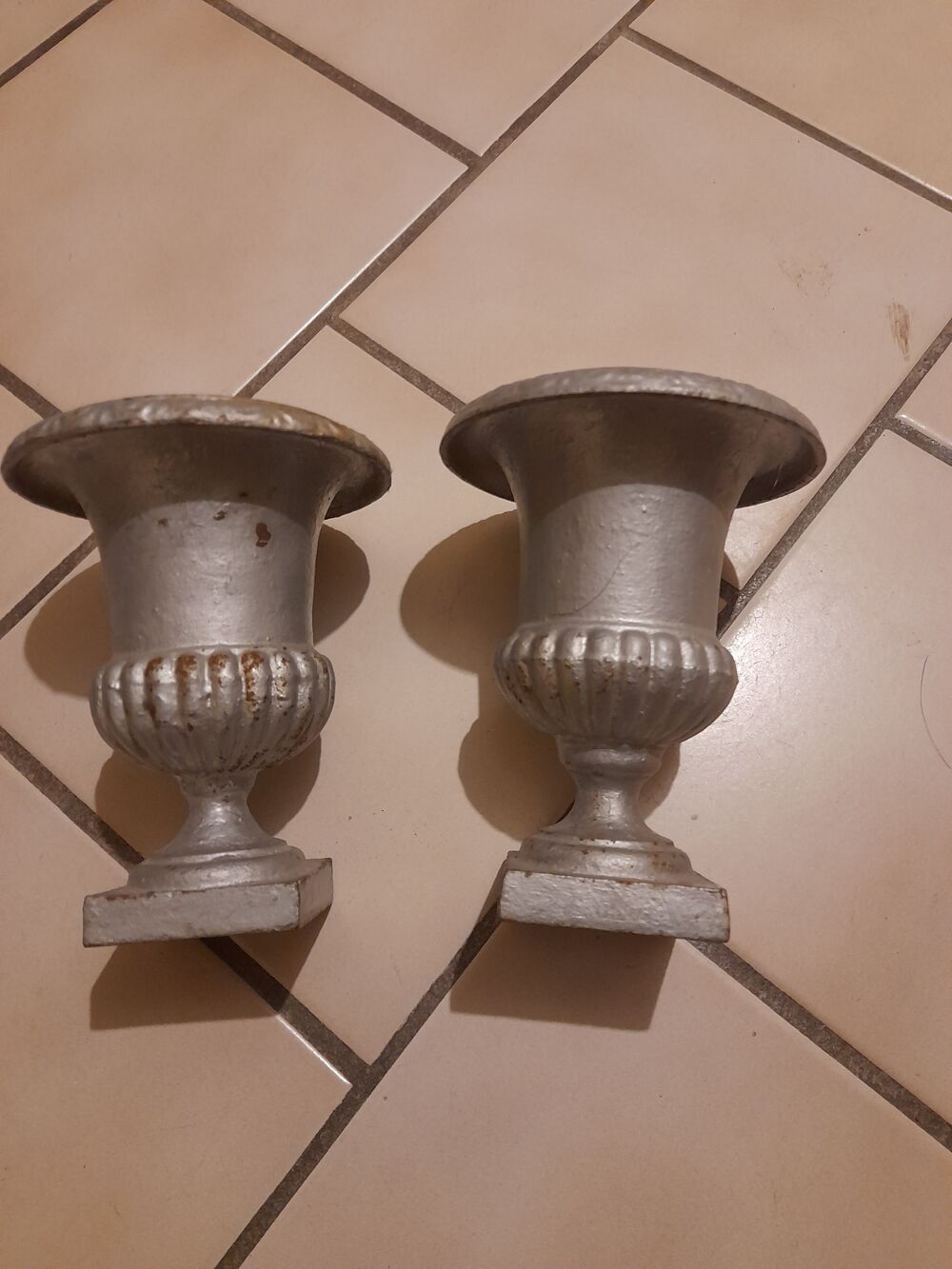 DEUX PETITS VASES STYLES MEDICIS EN FONTE..... Décoration