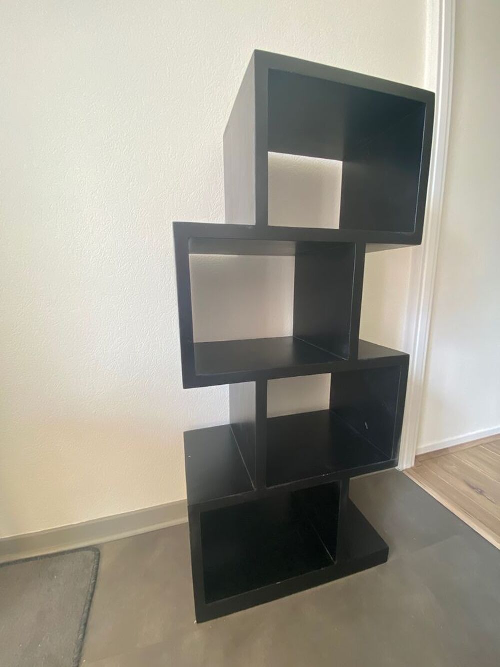 Etagere noire en bois massif
Meubles
