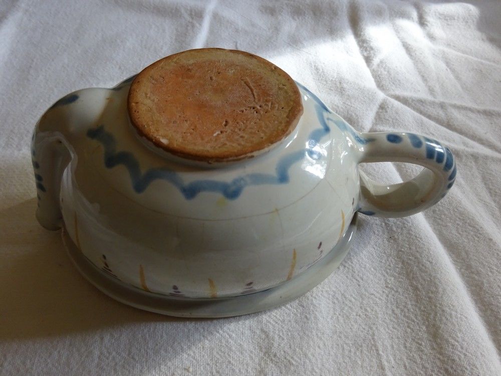 Tasse &agrave; malade ou pipette XVIIIe Nevers 