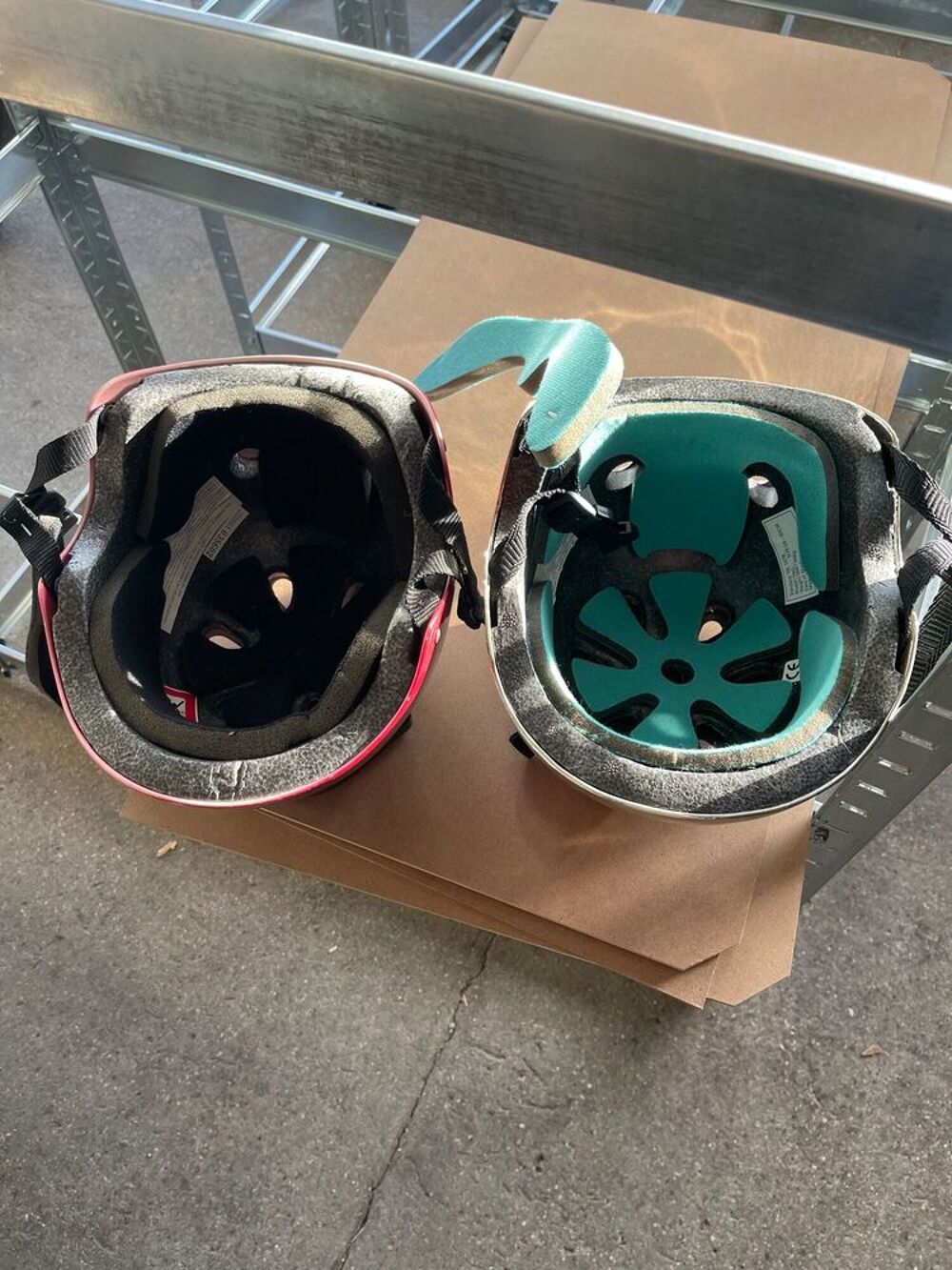 2 CASQUES POUR VELO TRES BON ETAT JAMAIS SERIVS Vélos