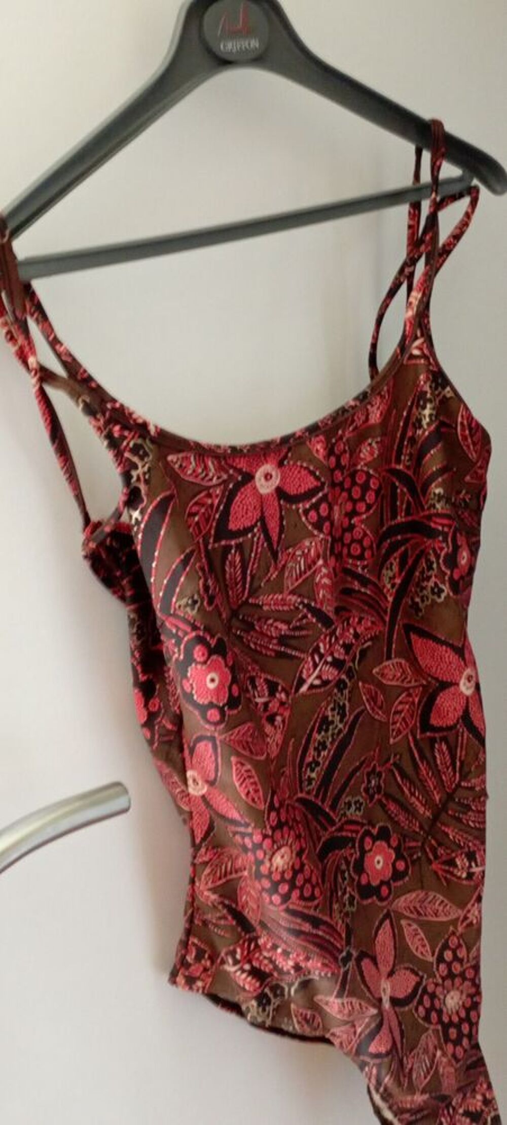 Jolis maillots de bain en tr&egrave;s bon &eacute;tat dont un neuf . Vêtements