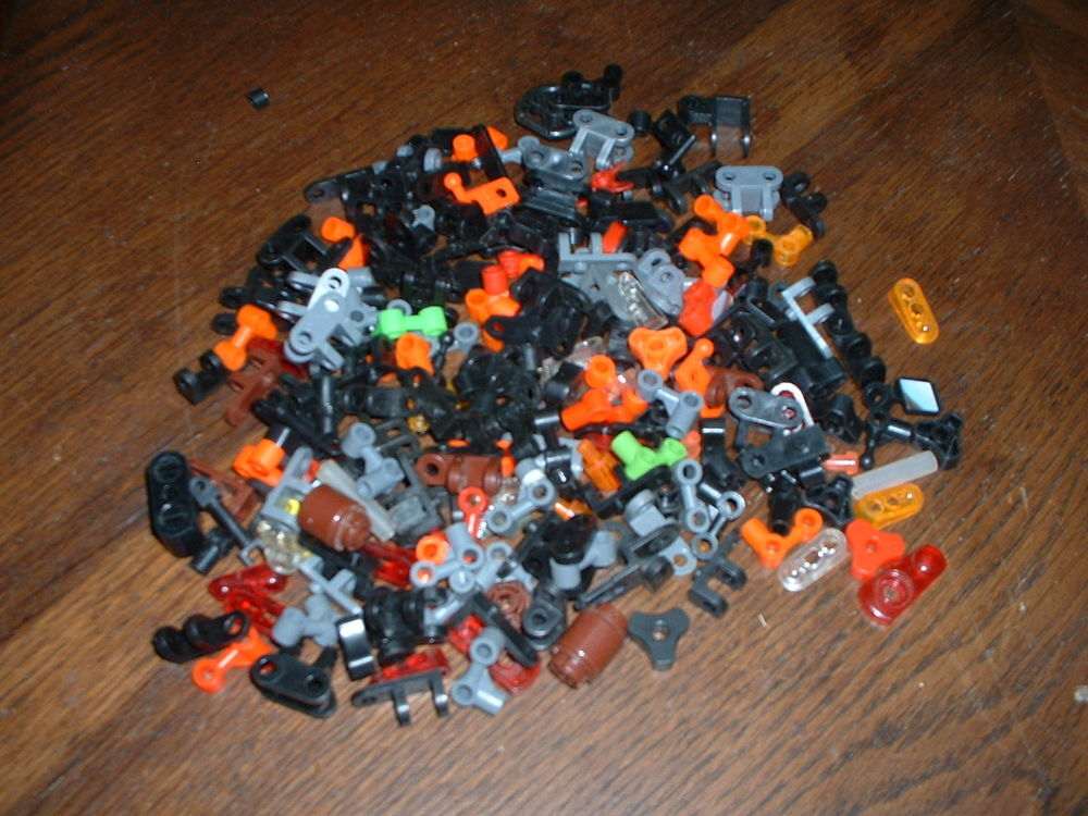 Pi&egrave;ces d&eacute;tach&eacute;es pour v&eacute;hicules t&eacute;l&eacute;command&eacute;s M&eacute;cano. Jeux / jouets