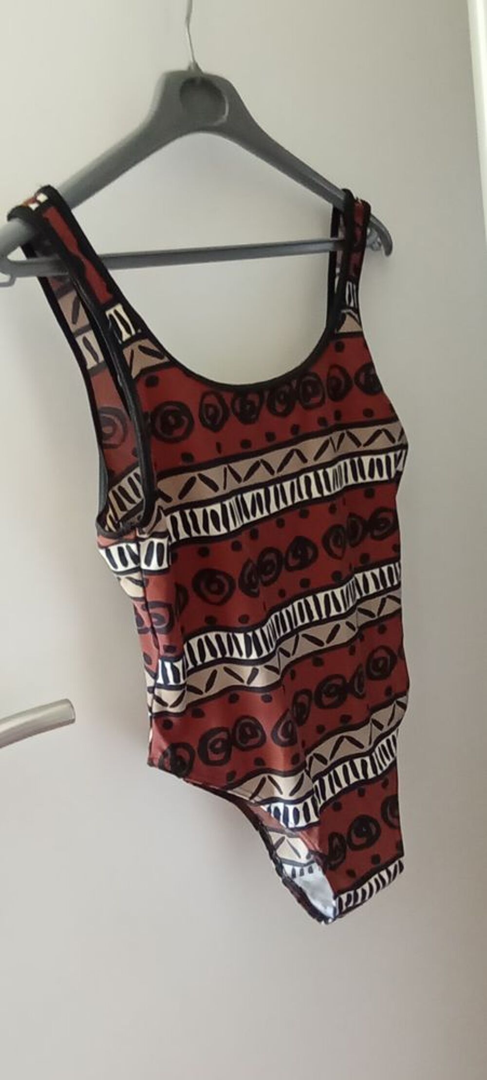 Jolis maillots de bain en tr&egrave;s bon &eacute;tat dont un neuf . Vêtements