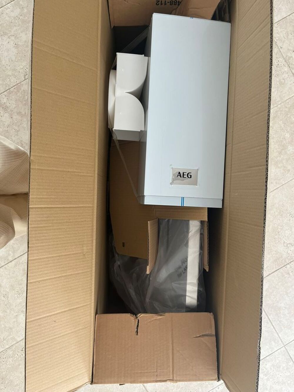 Hotte murale de cuisson AEG inox NEUF dans carton d'origine Electroménager