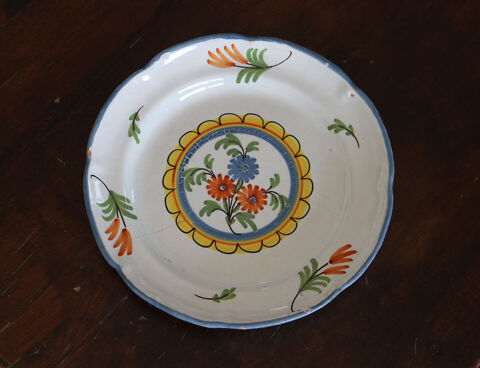 Assiette en fa�ence Nevers XIXe, d�cor floral polychrome 15 Fillinges (74)