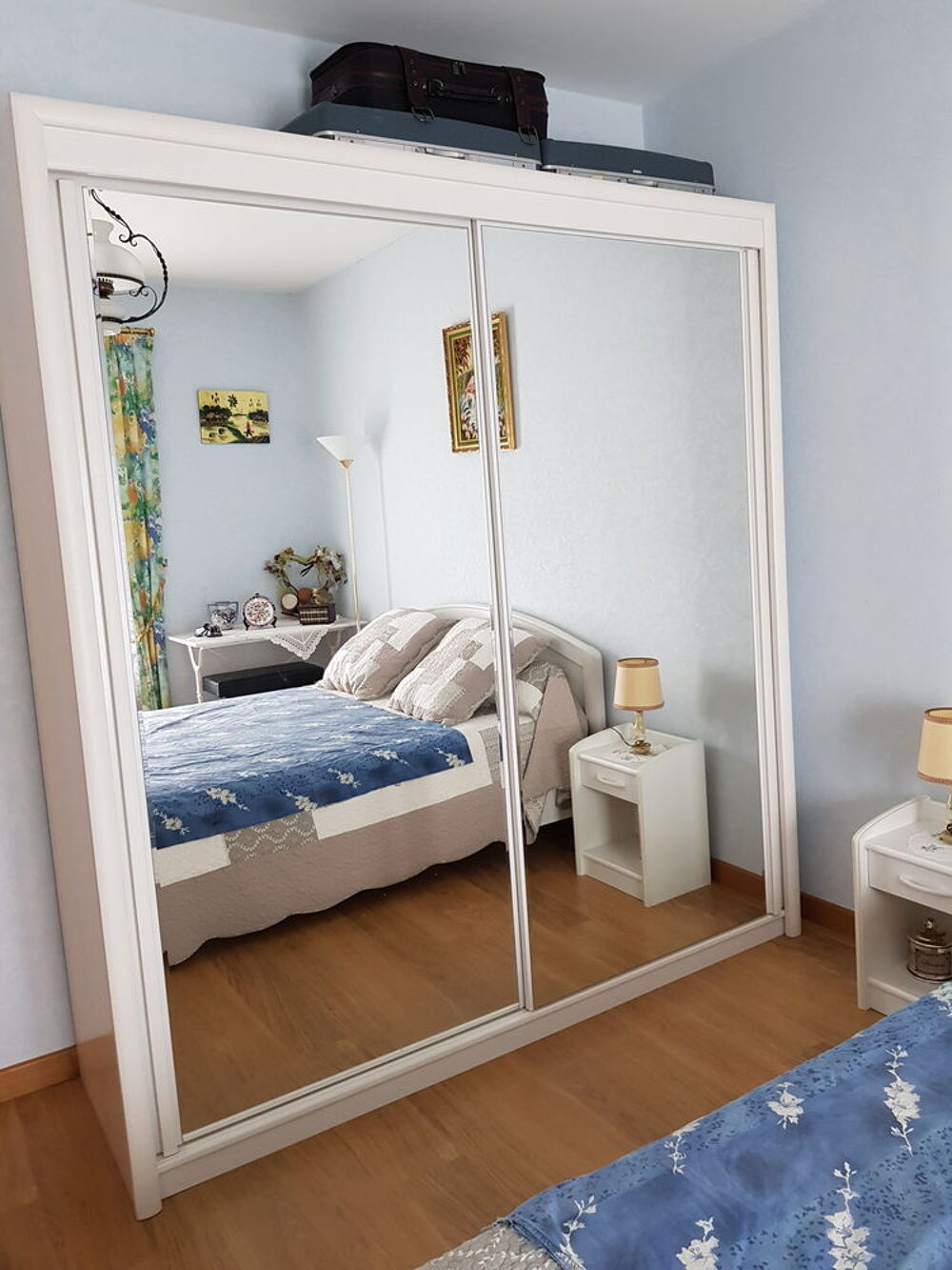 Armoires grandes et petites 
Couleur fonce claire blanc 
Meubles