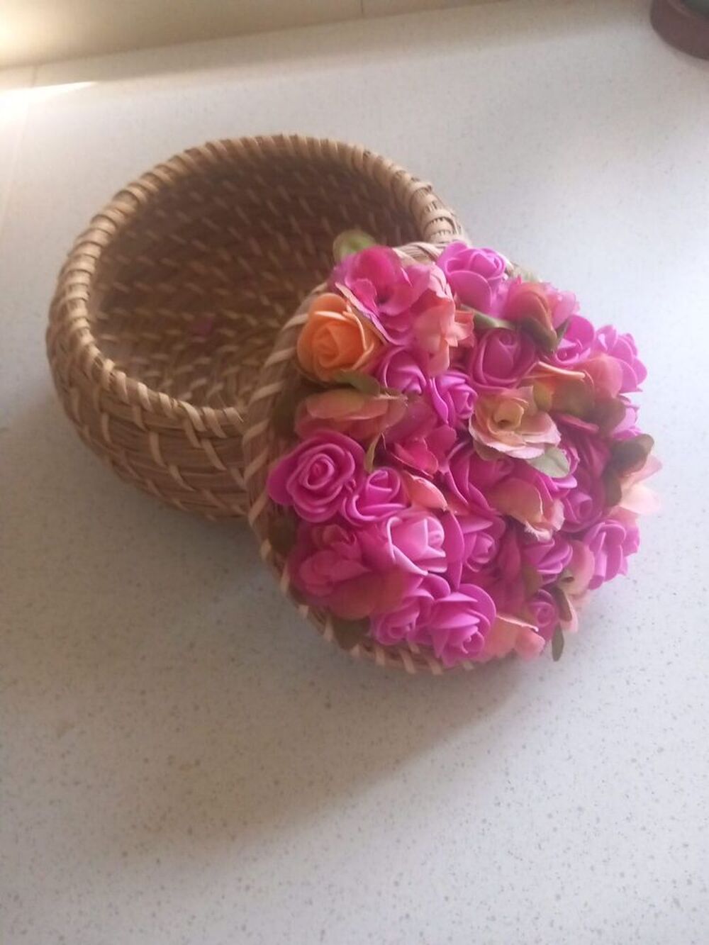 Panier en osier d&eacute;co avec fleurs artificielles Décoration