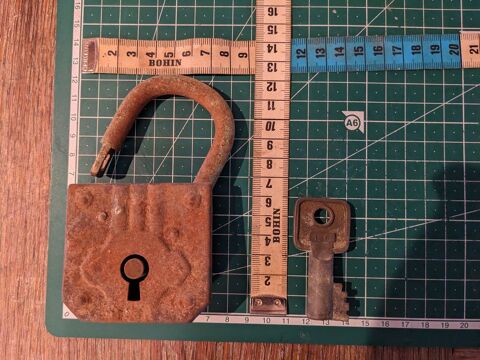 Trs gros cadenas ancien avec sa clef en tat de marche coll 15 Marseille 13 (13)