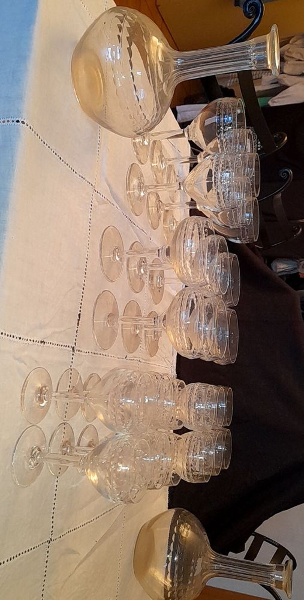 Service 24 pi&egrave;ces anciennes de verre en cristal et 2 carafes 