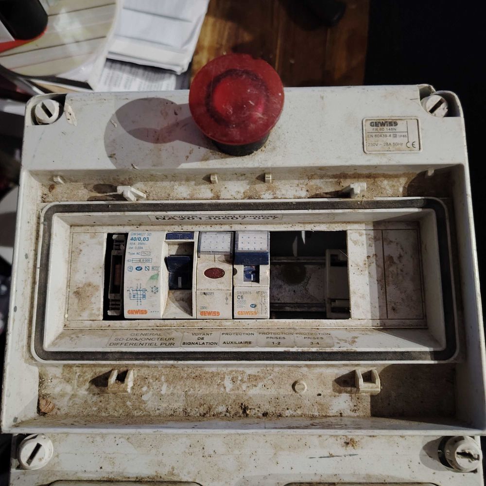 TABLE ELECTRIQUE EXTERIEUR &agrave; € PRISE DE COURANT Bricolage