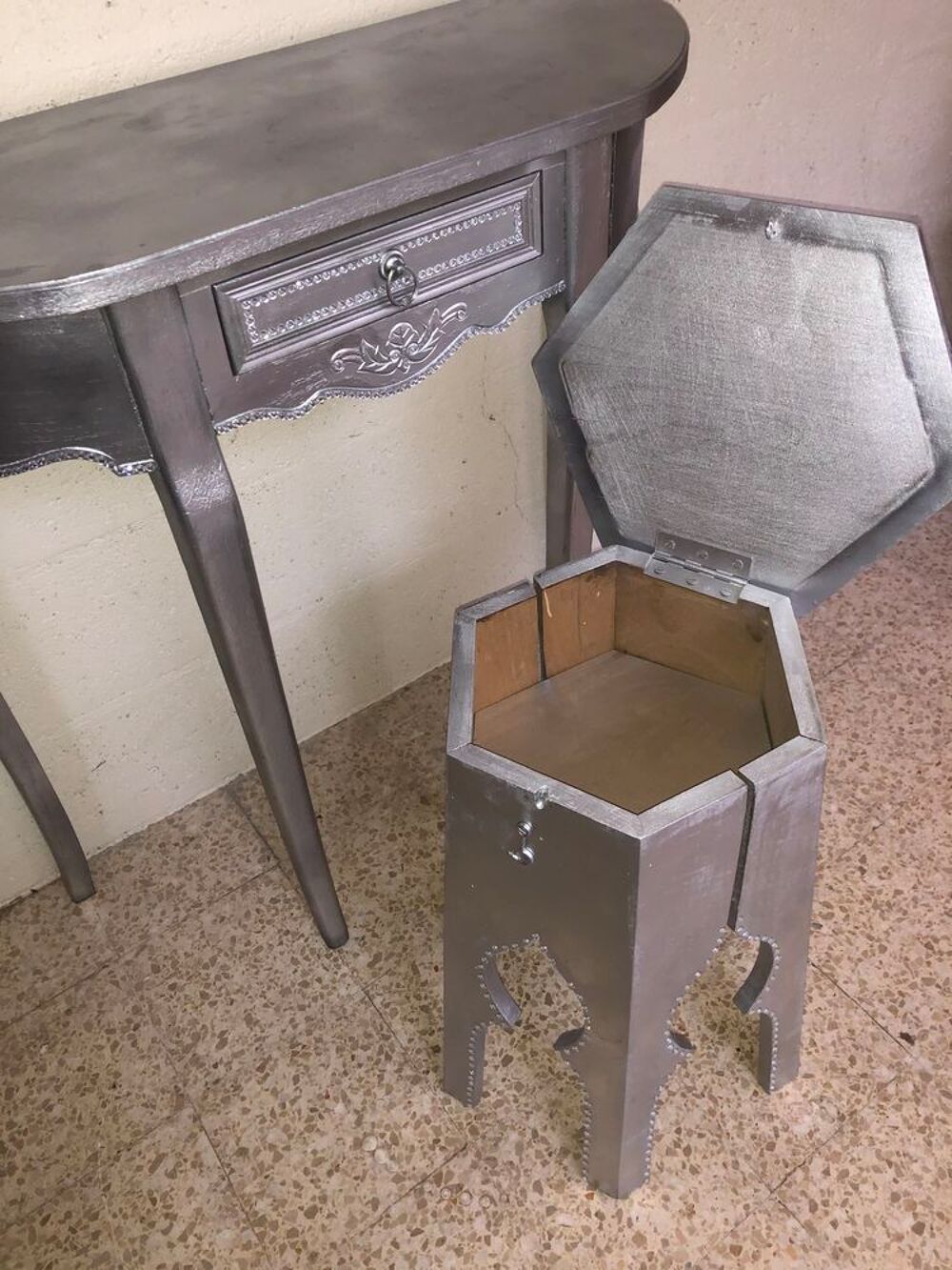 Table Coiffeuse refaite 
Strass de couleur grise argent&eacute; Meubles