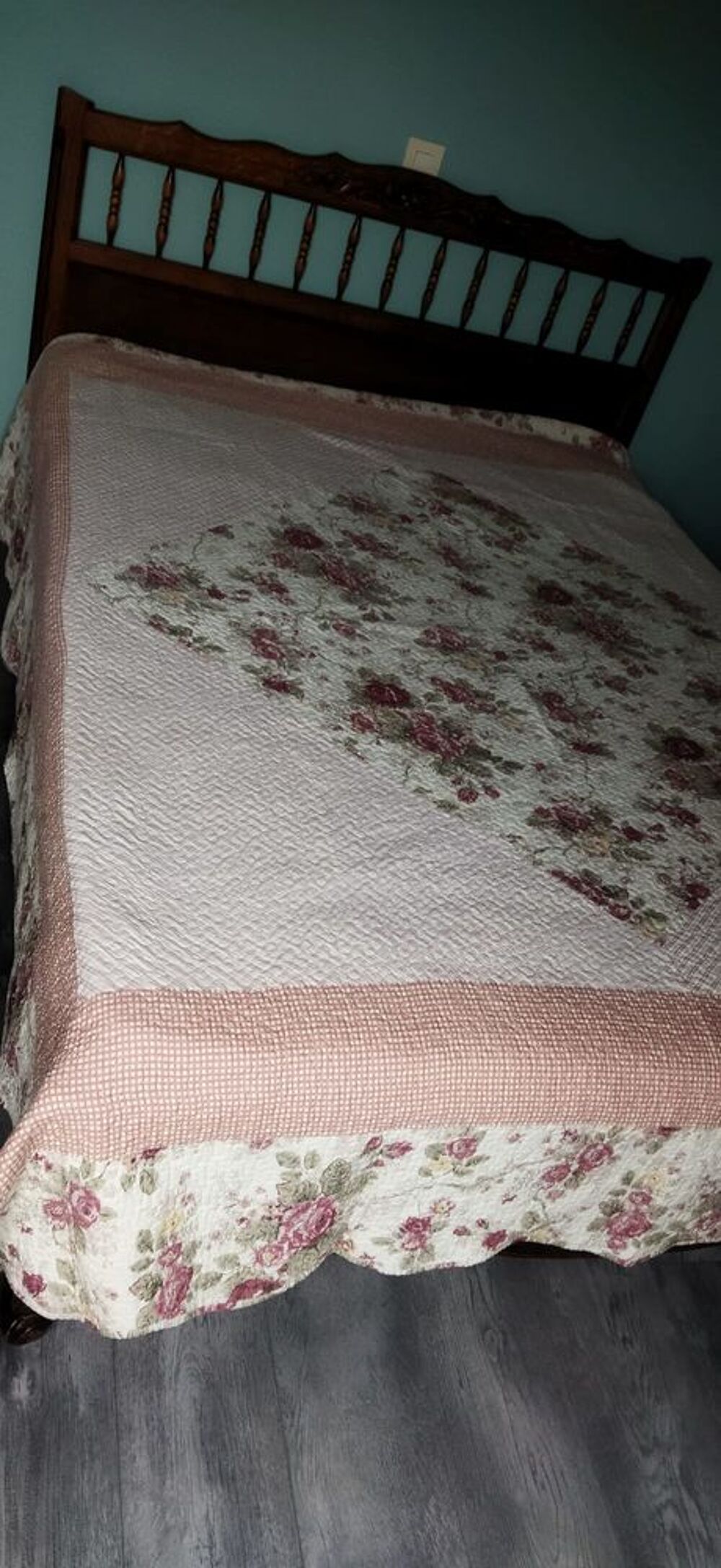 Boutis beige ros&eacute; lit 2personnes 240/220 +deux oreilles Décoration