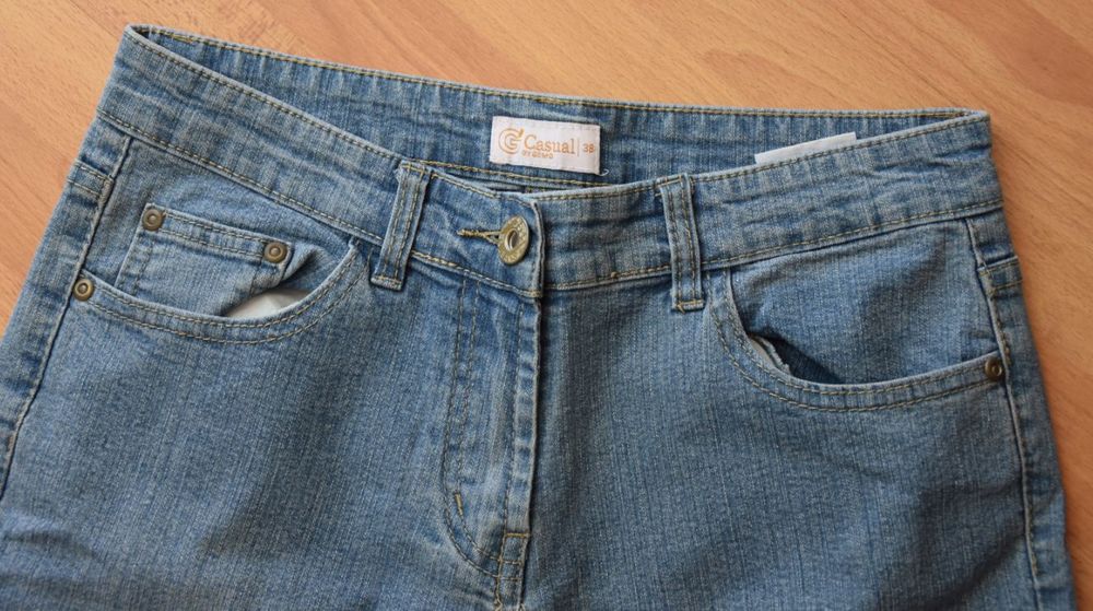 Taille 38. Pantacourt jean. Casual. Tr&egrave;s bon &eacute;tat Vêtements