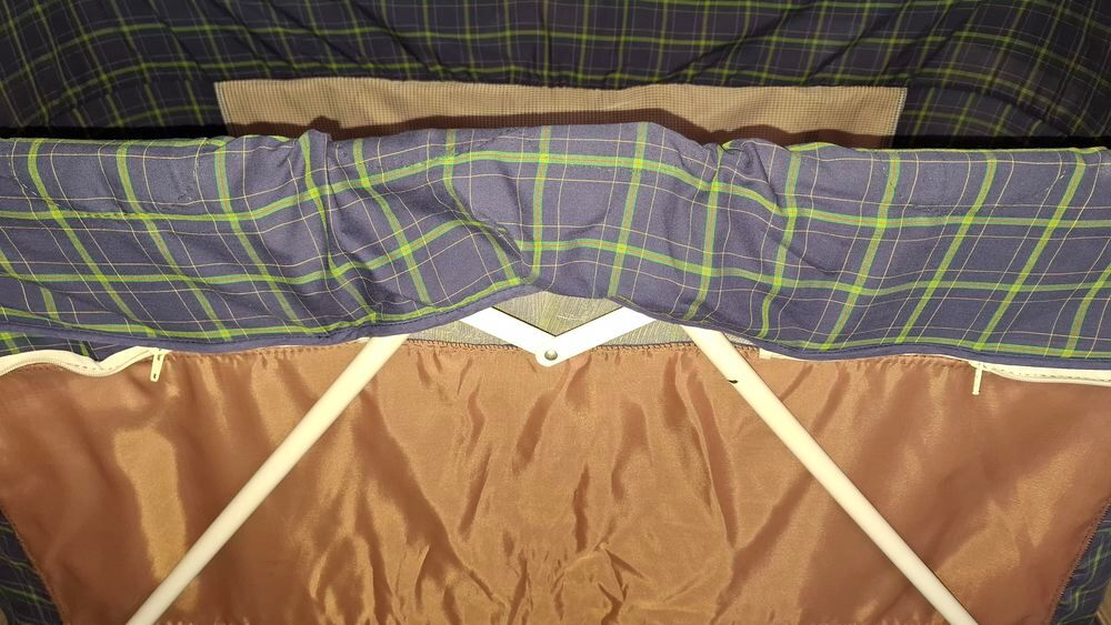 Lit pliant en tissu avec un lot de peluches Puériculture