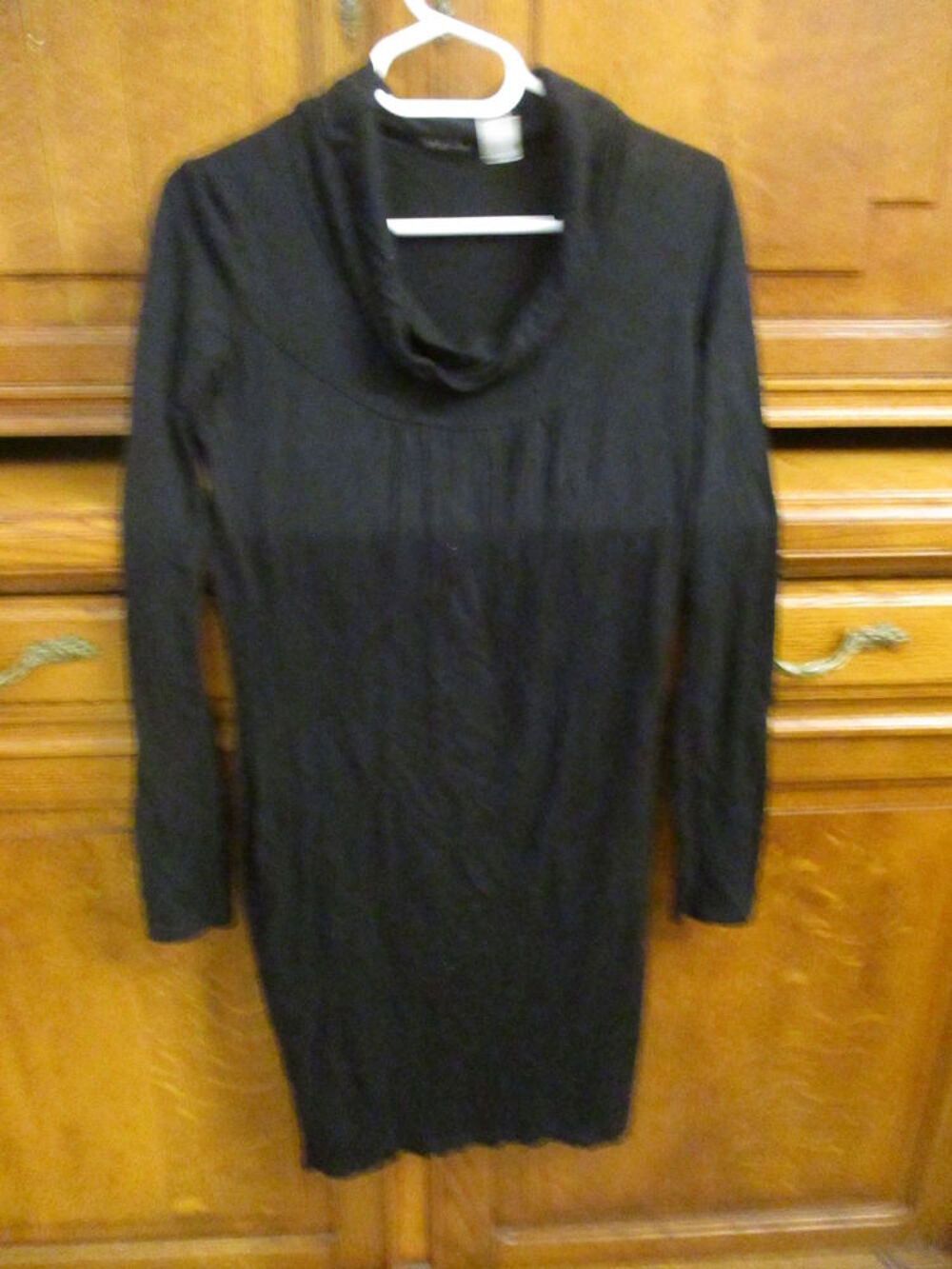 lot de 1 jupe et 1 robe noire &agrave; longues manches en bon &eacute;tat Vêtements