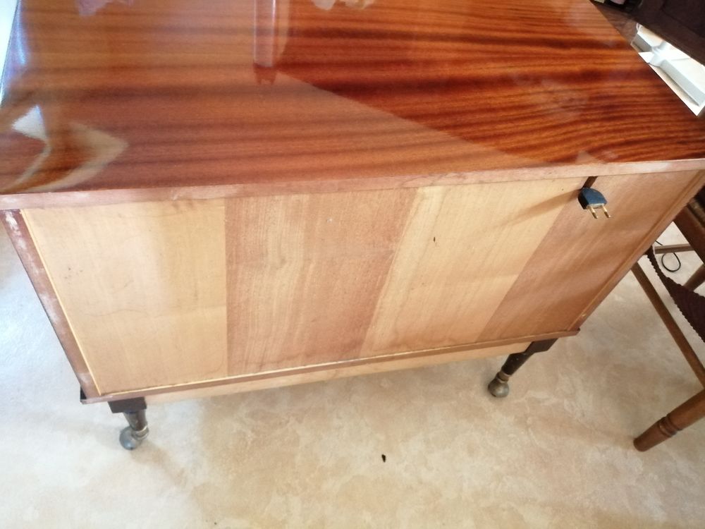 Meuble bar vintage sur roulettes Meubles