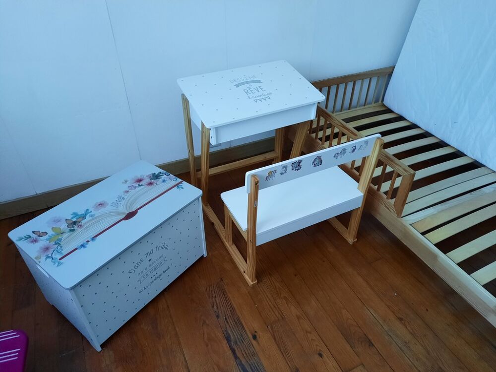 Bureau enfant avec chaise et coffre de rangement d&eacute;cor&eacute;s Mobilier enfants