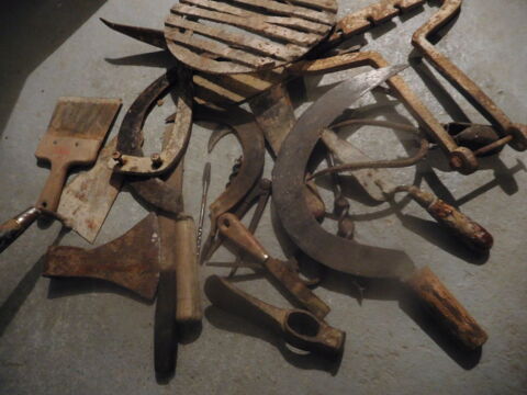 OUTILS ANCIENS..... 10 Saint-Bonnet-de-Mure (69)
