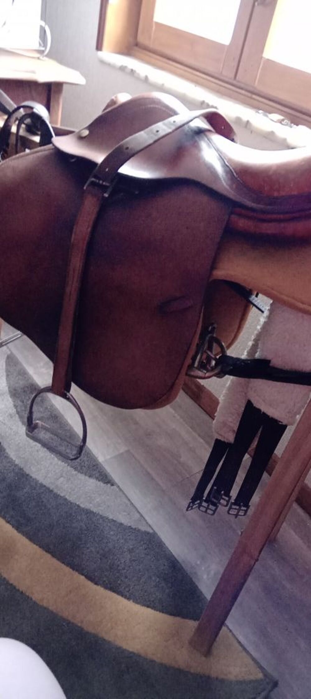 Selle de cheval. en cuir. fe couleur marron. &eacute;triers Sports