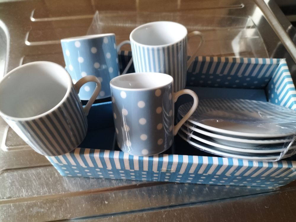 Tasses avec soucoupes Cuisine
