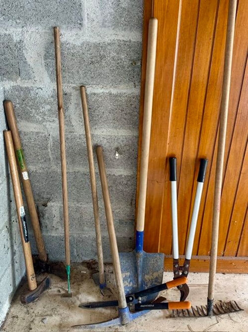 donne outillage et outil jardin bon etat (vide maison) Bricolage