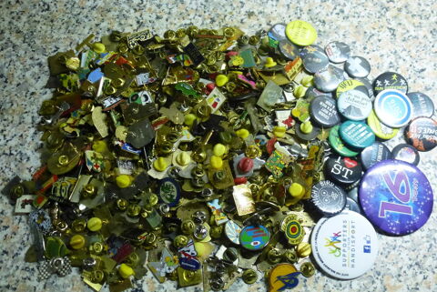 Gros lot de 400 pins + 39 badges 60 Laroque-d'Olmes (09)