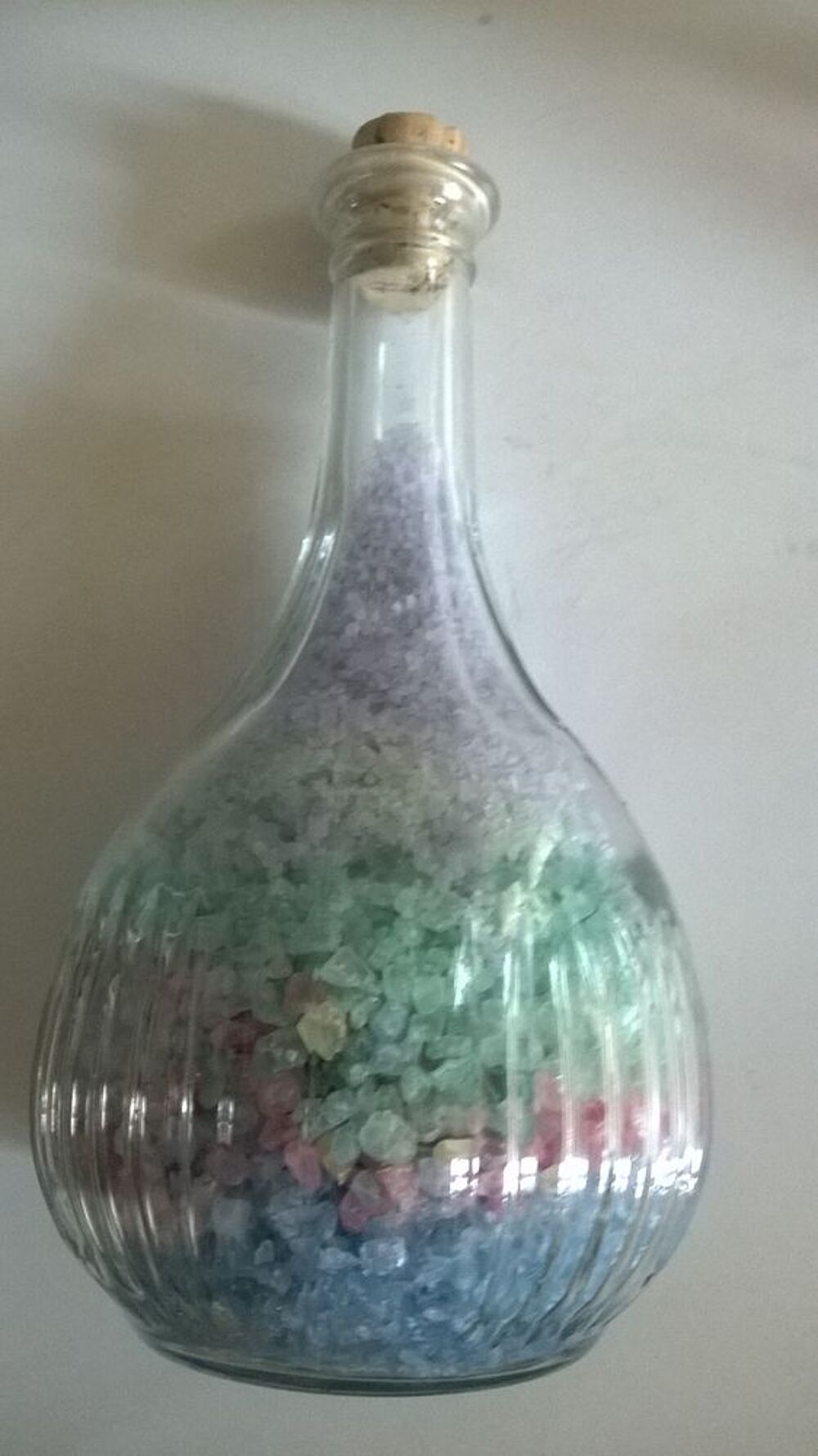 Bouteille avec cristaux pastel multicolores Décoration